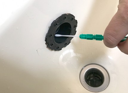 検査キットで汚れを採取して計測後、配管内部を洗浄